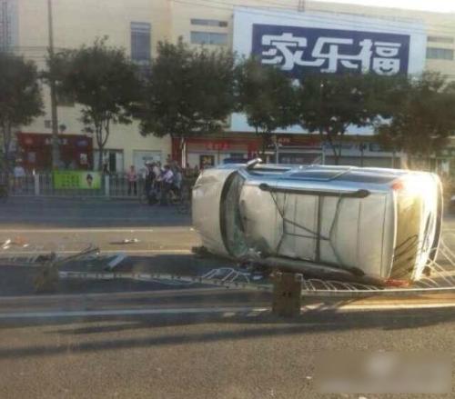 北京廣渠路三車(chē)相撞 出租車(chē)“腰斬”司機(jī)死亡