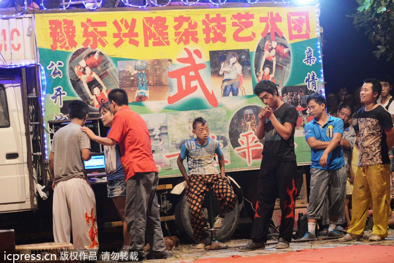 江湖雜技團借演出賣“靈藥” 稱“靈藥”中浸泡鱷魚、毒蛇等藥材