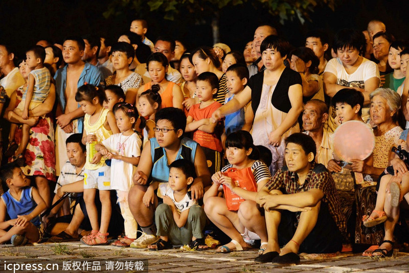 江湖雜技團(tuán)借演出賣“靈藥” 稱“靈藥”中浸泡鱷魚(yú)、毒蛇等藥材