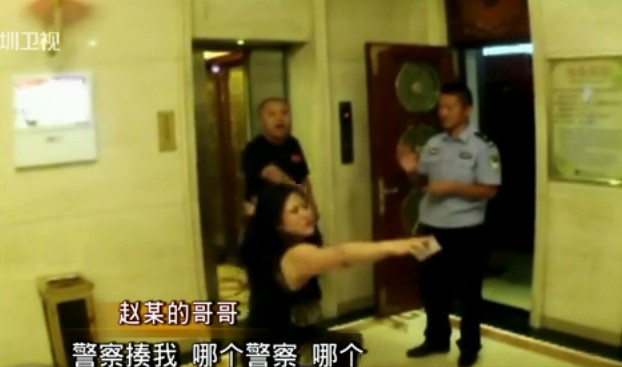 女子脫光上衣襲警現場實拍 彪悍潑婦耍橫直往警察懷里撲