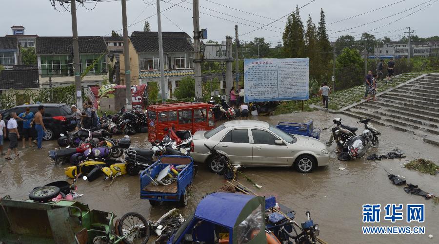 浙江海寧：高潮位達6.60米“回頭潮”席卷錢塘江鹽倉一帶 打翻數百名游客