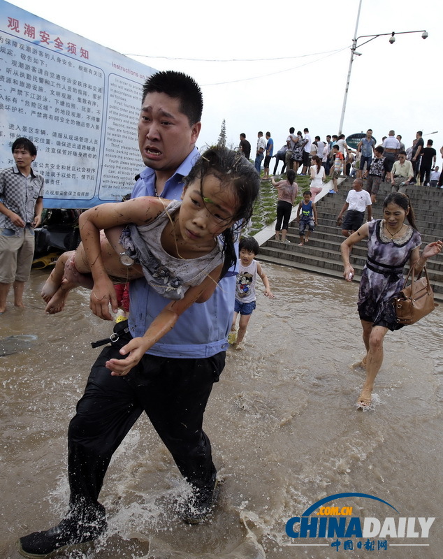 浙江海寧：高潮位達6.60米“回頭潮”席卷錢塘江鹽倉一帶 打翻數百名游客