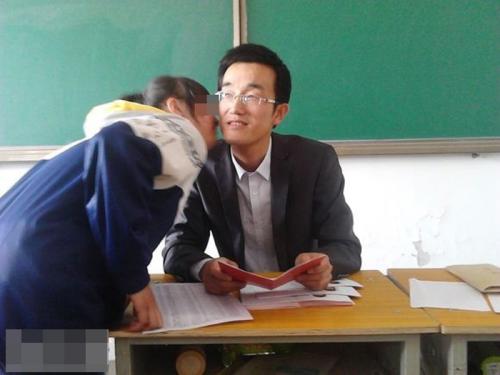 甘肅一中學老師用畢業(yè)證要挾向全班女生索吻 已被停職