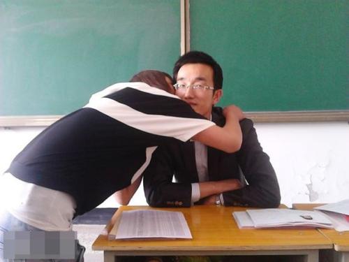 甘肅一中學老師用畢業證要挾向全班女生索吻 已被停職