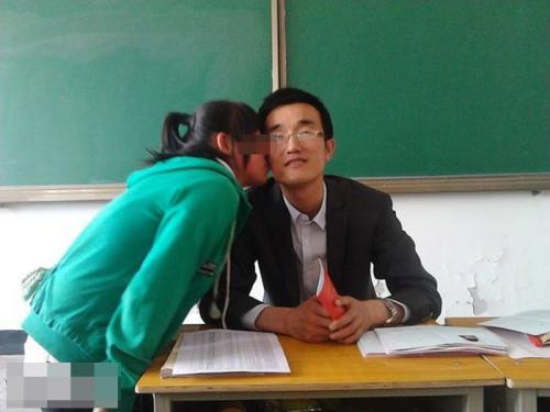 甘肅一中學老師用畢業證要挾向全班女生索吻 已被停職