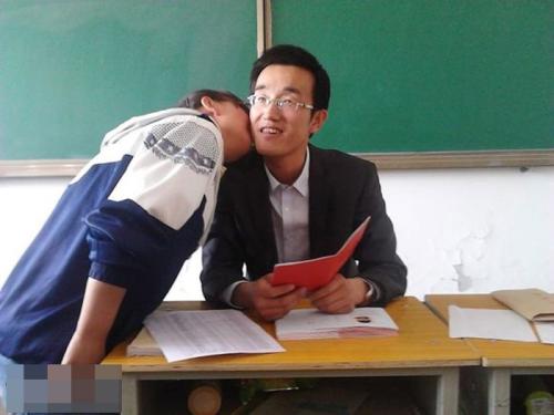甘肅一中學(xué)老師用畢業(yè)證要挾向全班女生索吻 已被停職