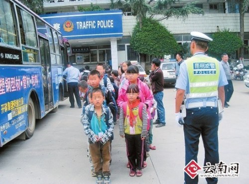 昆明一“校車”嚴重超員 26座車擠進115人(圖)