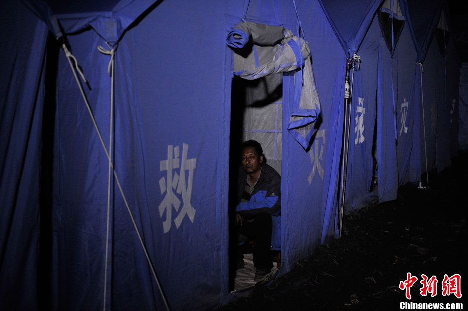 滇川交界發(fā)生5.9級(jí)地震 安置點(diǎn)民眾徹夜難眠