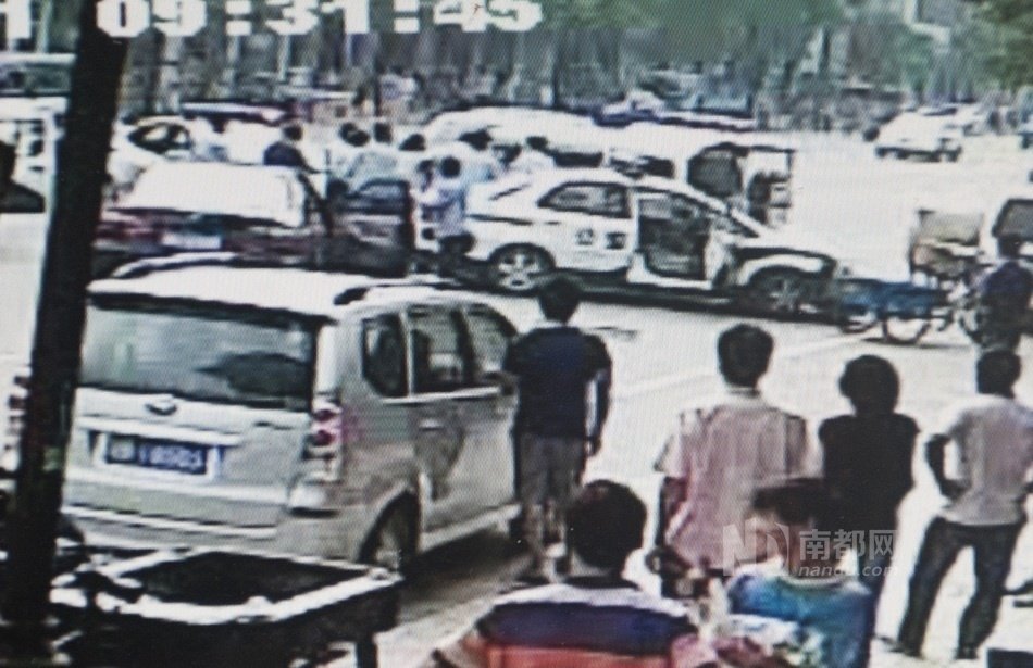 東莞面包車(chē)狂奔傷多人 10余警車(chē)圍堵開(kāi)槍撞停