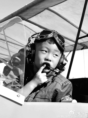 “鷹爸”回應質疑 5歲男孩怎么能開飛機？