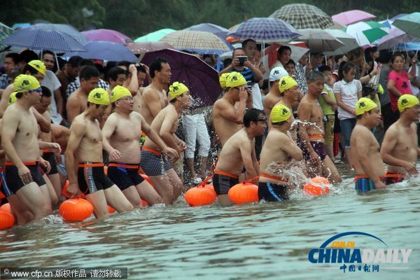 浙江蘭溪：15名環保局長率千人渡江以證水質