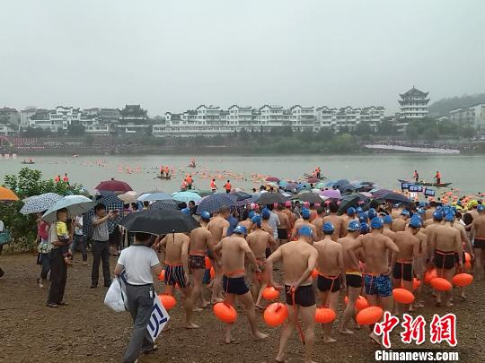 浙江千人橫渡蘭江 15位環(huán)保局長(zhǎng)帶頭游泳(圖)