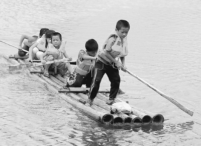 廣西回應(yīng)小學(xué)生撐竹排上學(xué) 擬租借民房作教學(xué)點(diǎn) 圖