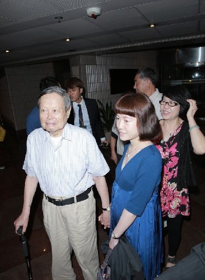 91歲楊振寧攜36歲妻子捧場(chǎng)劉曉慶話劇 十指緊扣顯恩愛(ài)