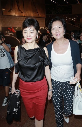 91歲楊振寧攜36歲妻子捧場(chǎng)劉曉慶話劇 十指緊扣顯恩愛(ài)