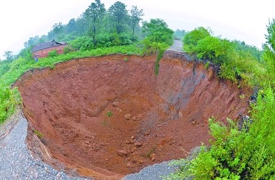 湖北荊門33次大面積塌陷 農民不敢下地勞作(圖)