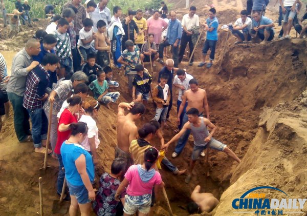 河南西平：工地挖出銅錢 上百村民挖寶論斤賣