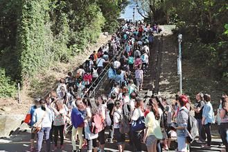 臺灣一所大學特色迎新生：行叩門禮、爬克難坡