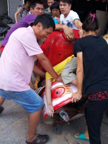 男童玩搖搖車被夾身亡 圍觀者無人伸出援手(圖)