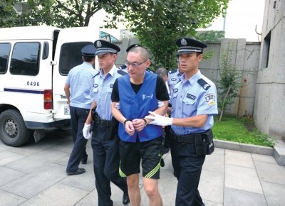 男子當(dāng)街摔童案庭審 檢方建議判處死刑