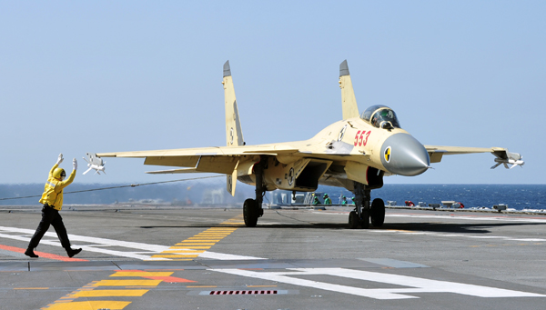 殲-15艦載戰斗機完成最大重量起降試驗