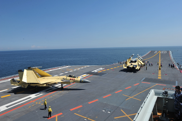 殲-15艦載戰斗機完成最大重量起降試驗