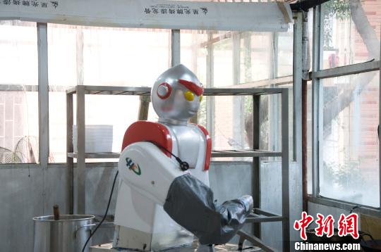 重慶大學食堂現“奧特曼”刀削面 銷量走俏