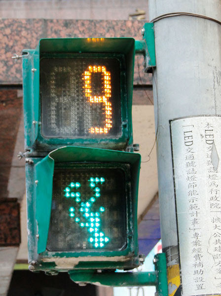 蘭州街頭賣萌路標 盤點那些驚爆眼球的萌路標