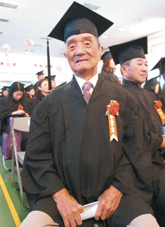 93歲老人大學畢業取得雙學位 稱“要念到100歲”