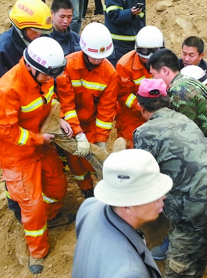 取土蓋房發(fā)生意外 青海大通山體坍塌7人遇難