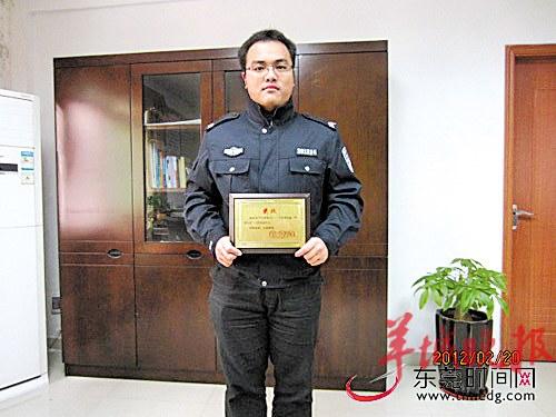 四川籍男子殺妻后拒捕 東莞好民警英勇擋刀