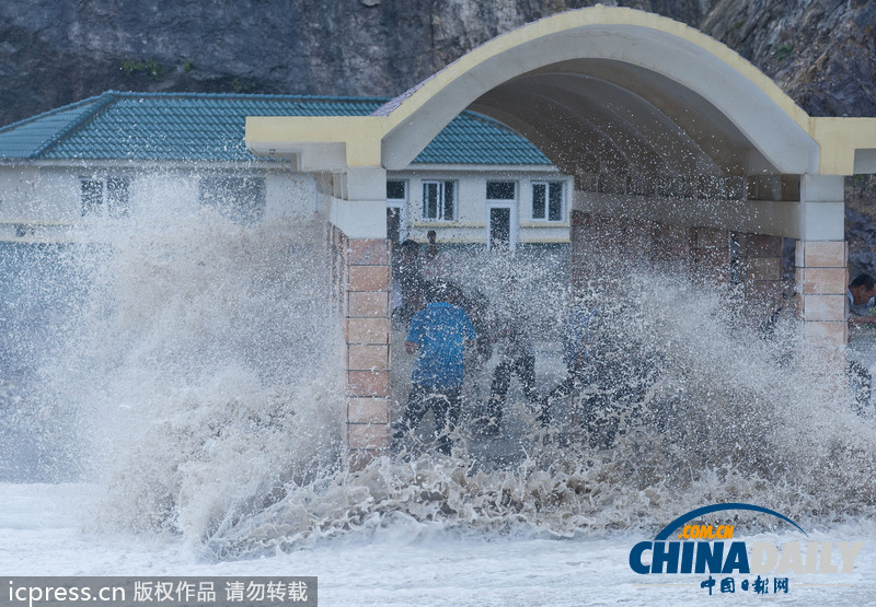 浙江溫嶺：臺風(fēng)”菲特“掀起巨浪 看潮人流涌動