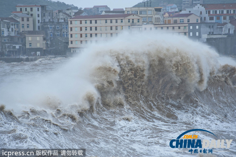 浙江溫嶺：臺風”菲特“掀起巨浪 看潮人流涌動