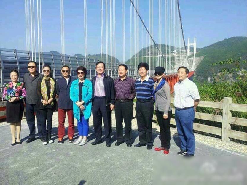 宋祖英攜丈夫回家鄉游玩
