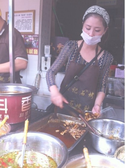 成都美女大學(xué)生烤魷魚(yú)月入10萬(wàn) 被稱