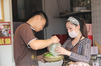 成都美女大學(xué)生烤魷魚(yú)月入10萬(wàn) 被稱(chēng)