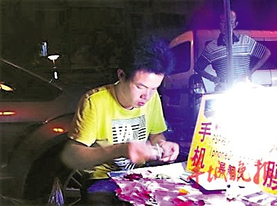 “貼膜哥”月入近兩萬？網(wǎng)友：吹牛你也算算賬