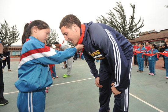 金州勇士隊隨“NBA關懷行動”走進北京臺京學校
