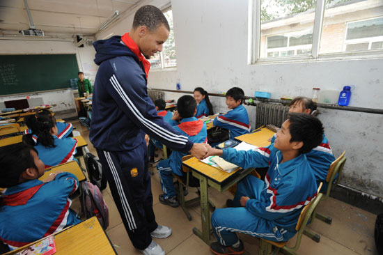 金州勇士隊隨“NBA關懷行動”走進北京臺京學校