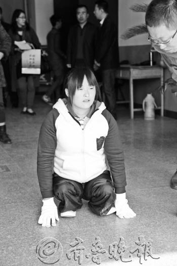 為了以后能幫助他人 19歲堅強(qiáng)女孩爬行上大學(xué)