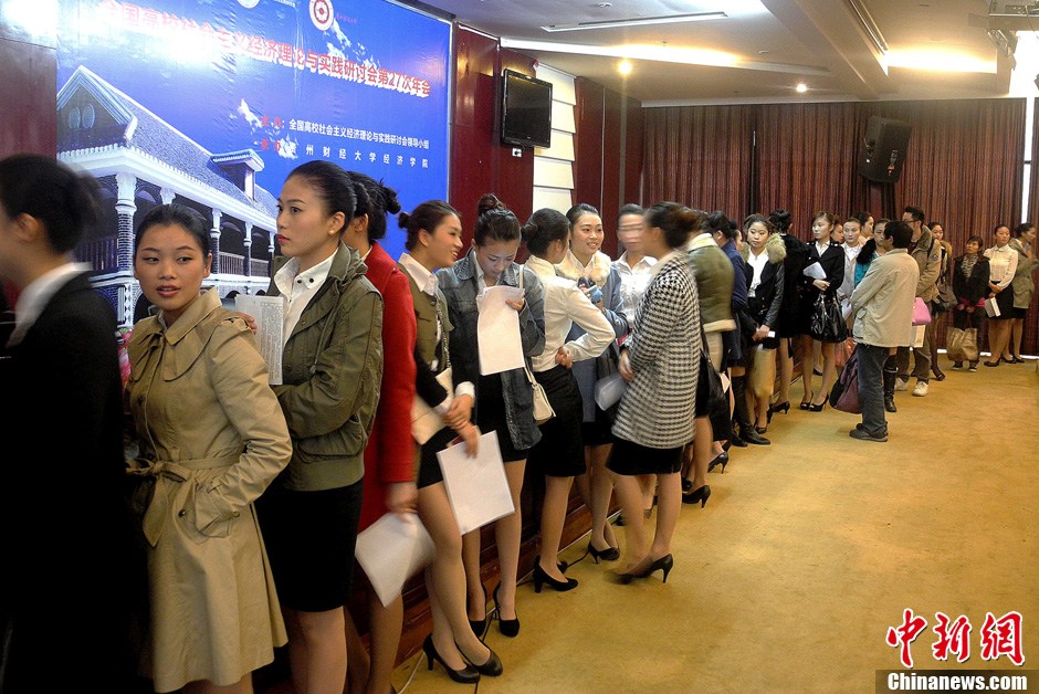 南航貴州“招乘” “90后”帥哥美女應聘場面火爆
