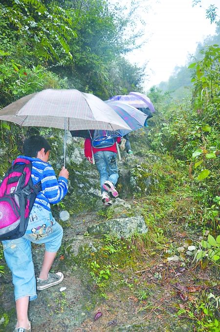 重慶：小學生每天摸黑爬懸崖上學 山路最窄處10厘米(圖)