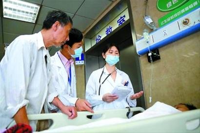 上海女醫(yī)生被病人刺傷后看心理醫(yī)生 同事買棍防身（圖）