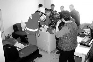 甘肅2歲幼兒爬進(jìn)洗衣機(jī)被卡脫水筒
