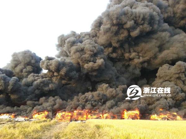 浙江澉浦一塑料廠突發大火 現場濃煙滾滾