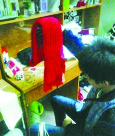 三個男生織圍巾送女友 網(wǎng)友嘆“逆天了”（圖）