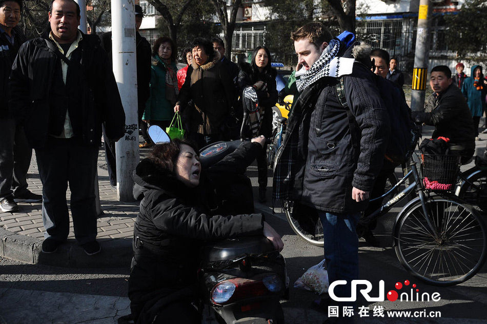 北京：外國小伙街頭扶摔倒中年女子遭訛詐