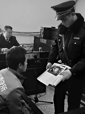 男子因感情問題滋事 拎雙截棍進城砸警車被判刑