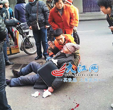 八旬老人街頭摔斷鼻梁 15歲少年抱扶40分鐘(圖)
