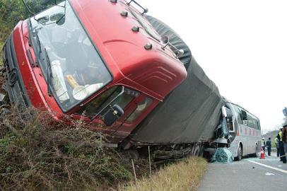 四川內(nèi)遂高速客貨車(chē)追尾19人受傷 乘客互救逃車(chē)